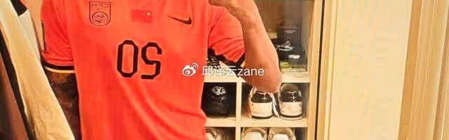 再表忠心！克雷桑穿上国足20号球衣：明年4月即可归化！|中国队|上海申花足球俱乐部|中国男足|山东泰山|谢文能_新浪体育_新浪新闻